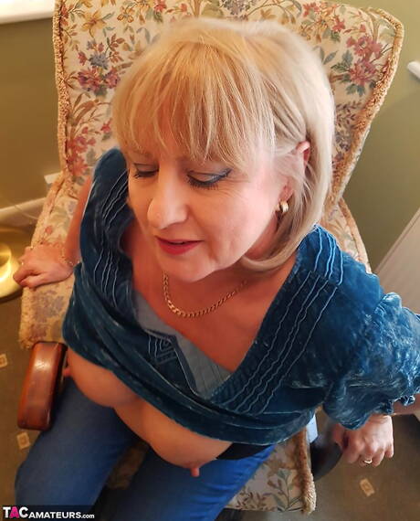 TAC Amateurs invite you to explore xxx pics with Lornablu in play with pussy scene