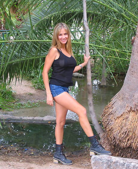 Hot Wife Rio invites you to browse their free photos with Hot Wife Rio has a nice shape