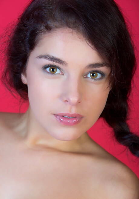 Rylsky Art pleased to share with you a free photo gallery with Evita Lima demonstrating amazing shape